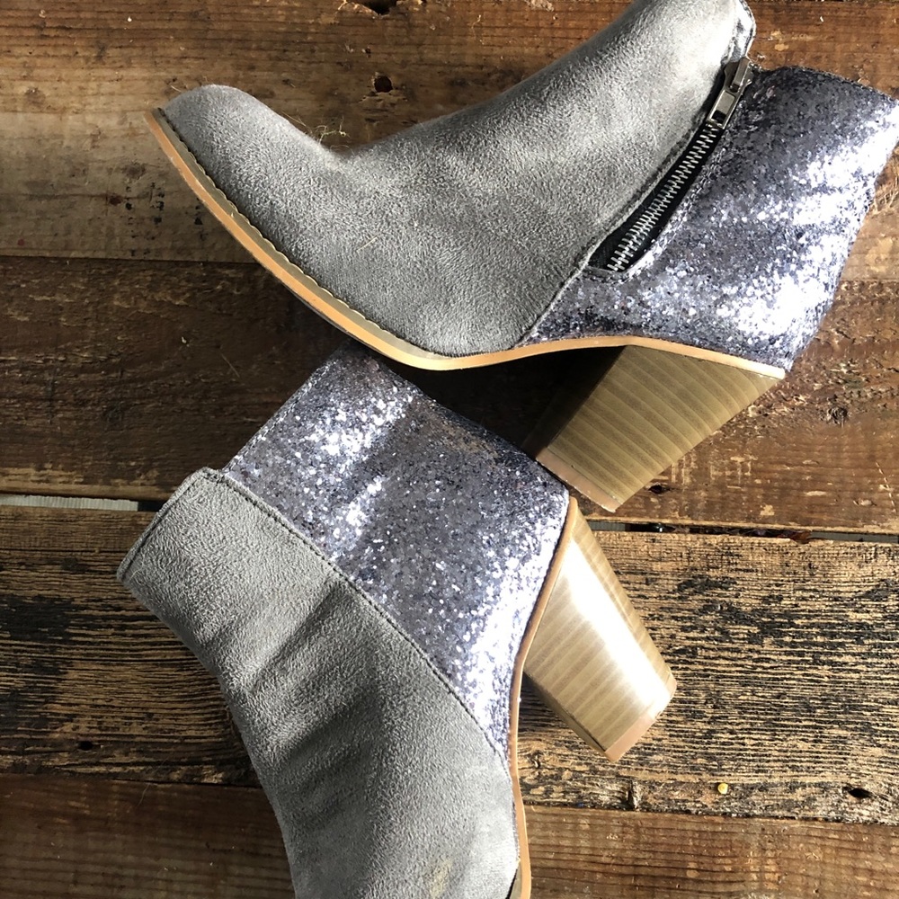 Boots with flakes